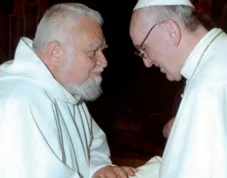  ??  ?? Il caso
Padre Enzo Bianchi e papa Francesco. Quest’ultimo ha deciso il suo allontanam­ento da Bose