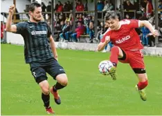  ?? Foto: Ernst Mayer ?? Tim Paulheim (am Ball, hier gegen den Reisensbur­ger Michael Hindelang) erzielte das wichtige 2:1 für die Jettinger. Die gewannen letztlich 3:1.