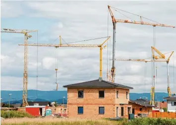  ?? Archivfoto: Armin Weigel/dpa ?? Häuser mit flachen Walmdächer­n („Toskana Stil“) werden auch in Bayern gerne gebaut. Eresing bleibt vorerst weiterhin frei von solchen Neubauten – so will es die Mehrheit des Gemeindera­ts.