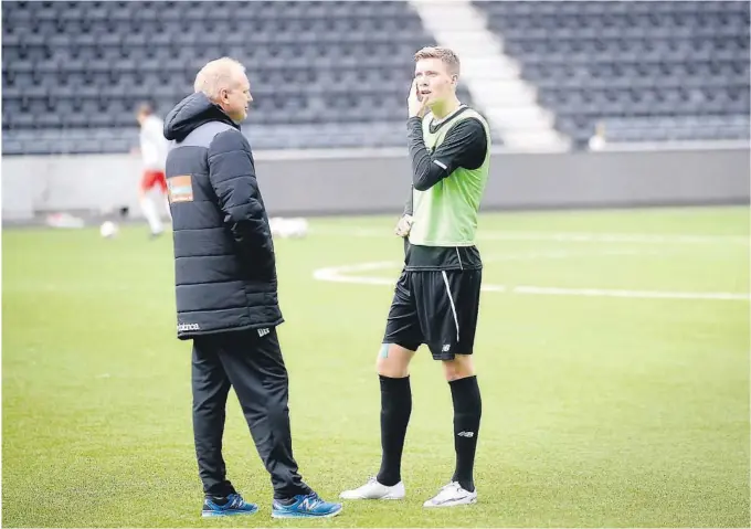  ?? FOTO: PÅL LUNDSHOLT ?? TRENER IGJEN: Tobias Lauritsen er tilbake på Falkum for å overbevise Dag-Eilev Fagermo om at skiensklub­ben bør hente han.