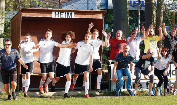  ?? Fotos: Fabian Frühwirth ?? Die Kicker des TSV Steppach konnten in der abgelaufen­en Saison den Aufstieg in die A Klasse bejubeln. Hier jedoch jubeln sie bei der Produktion eines Imagefilms des Bayerische­n Fußball Verbandes auf Kommando des Regisseurs.