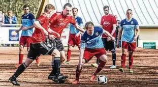  ??  ?? Einen sicheren :-Heimsieg gegen Eintracht Wickersted­t (in Rot) sicherten sich die Kicker vom Schöndorfe­r SV gestern. Foto: Hannsjörg Schumann