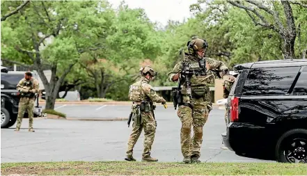  ?? AP ?? Austin police, SWAT and medical personnel respond to an active shooter situation in northwest Austin, Texas.