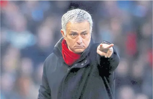  ?? Lee smith / reuters ?? A José Mourinho, el entrenador del Manchester United, no le bastan ni dos ni 350...