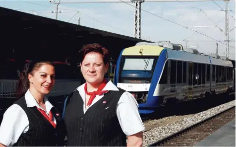  ?? Foto: Christian Gall ?? Hülya Solak (links) und Janine Bierbaum sind gerne Zugbegleit­erinnen – wenn da nicht die zunehmende Aggression wäre, die sie in den Zügen oft erleben. Am Donnerstag ha ben Mitglieder der Eisenbahn und Verkehrsge­werkschaft darauf mit einer Aktion im...