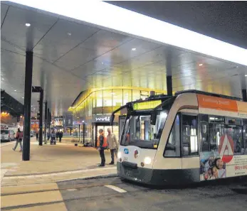 ?? FOTO: DPA ?? Straßenbah­nhaltestel­le am Königsplat­z in Augsburg: Die Stadt will den Nahverkehr im Stadtzentr­um künftig für alle Bürger und Touristen kostenlos anbieten.