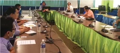  ??  ?? Jamit (third right) attends the briefing chaired by assistant agricultur­e officer Leo Dian (fourth right).