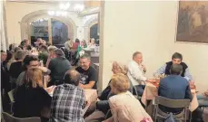  ?? FOTO: GOL ?? Gut gefüllt war das Weberzunft­haus beim „Speed-Dating“der GOL.