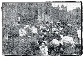  ??  ?? > The crowd outside the prison gates on August 17, 1907