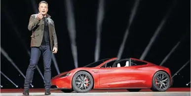  ?? REUTERS-16/11/2017 ?? Metas distantes. Musk e um dos carros elétricos da Tesla, que enfrenta gargalos na linha de produção