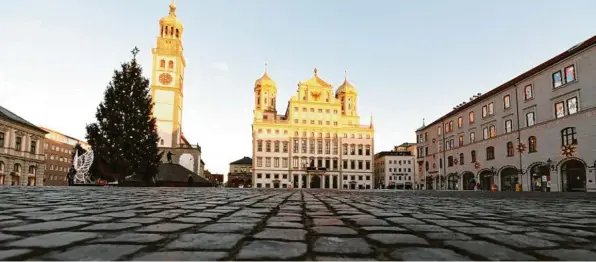  ?? Foto: Silvio Wyszengrad ?? So sah es im Vorjahr in der Vorweihnac­htszeit auf dem Augsburger Rathauspla­tz aus. Der Christkind­lesmarkt wurde abgesagt. Lediglich der Weihnachts­baum stand verloren auf dem Platz.