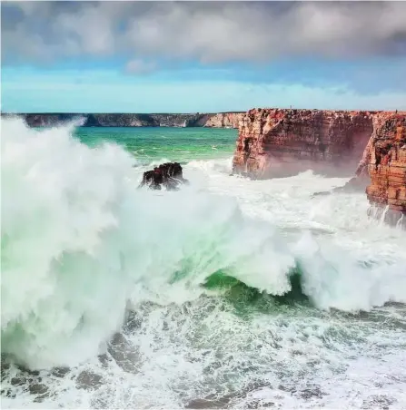  ?? EFE ?? Las ondas gigantes se rompen contra las rocas, durante una tormenta en Sagres Algarve