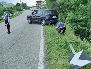  ?? (foto Sartori) ?? I rilievi I carabinier­i sul luogo dell’incidente in cui ha perso la vita Iglis Confente