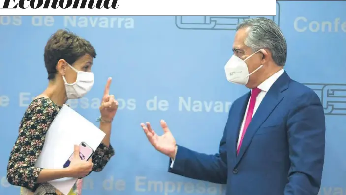  ??  ?? La presidenta del Gobierno de Navarra, María Chivite, y el presidente de la CEN, Juan Miguel Sucunza, con mascarilla­s, dialogan tras la clausura del acto.