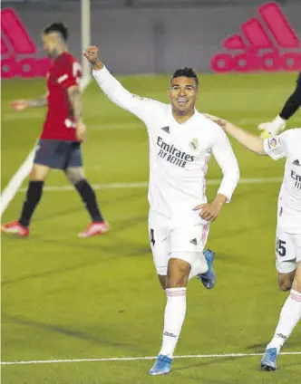  ??  ?? Casemiro celebra su gol junto al joven Arribas.