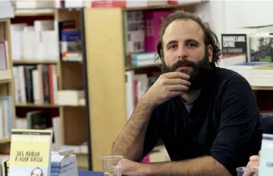  ??  ?? Léonard (Vincent Macaigne), en signature dans une librairie.