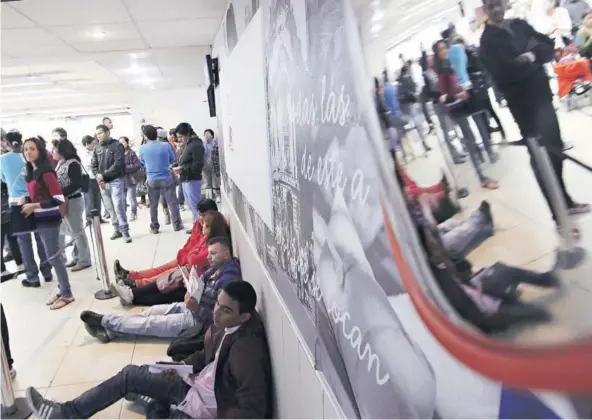  ?? FOTO: RICHARD ULLOA ?? Migrantes esperando en el Departamen­to de Extranjerí­a en 2015.