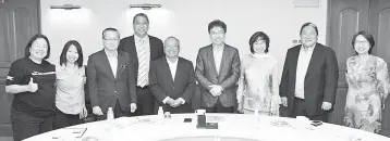  ??  ?? Raymond (sixth left), CEO of KKIP Me Melvin (second right), Datuk Yasmin (third Right) and MDEC Board of Director, Tuan Haji Mohamed Rifai (sixth right).