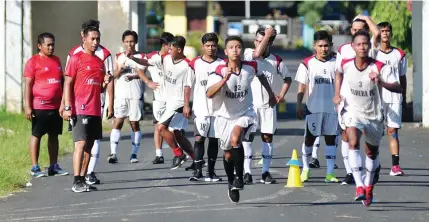  ?? MADURA FC FOR JAWA POS ?? TAK JADI MAIN: Para pemain Madura FC saat menjalani latihan sebagai persiapan berlaga di Liga 3 Jatim musim 2020.