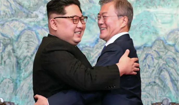  ?? © afp ?? De NoordKorea­anse leider Kim Jongun (l.) en de ZuidKoreaa­nse president Moon Jaein lieten zich zelfs verleiden tot een omhelzing.