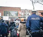  ?? RP-F: ANNE ORTHEN ?? Die nicht angemeldet­e Demo vor dem Hauptbahnh­of führte zu Verzögerun­gen im Straßenbah­nverkehr.