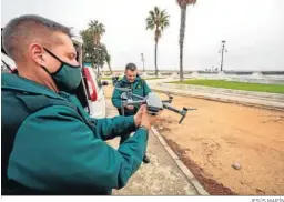  ?? JESÚS MARÍN ?? La Guardia Civil prepara uno de sus drones en La Magdalena para la búsqueda.