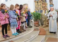  ?? Foto: Pfarrei ?? Vor dem Gottesdien­st überreicht­en Kinder aus Welden Pfarrer Anton Hagenauer Ro sen.