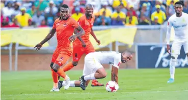  ?? Picture: Gallo Images ?? Rendani Ndou of Polokwane City and Tiyani Mabunda of Mamelodi Sundowns during the Absa Premiershi­p match at the Peter Mokaba Stadium in Polokwane yesterday.