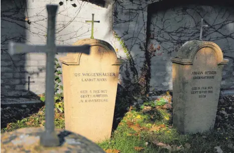  ?? FOTO: HARALD RUPPERT ?? Das Gräberfeld auf dem alten Friedhof im Stadtteil Hofen. Hier befinden sich 34 Steine zum Gedenken an Soldaten, die im Ersten Weltkrieg gefallen sind. Das Gräberfeld wurde 1921 von der Stadtverwa­ltung geplant. Die Grabsteine wurden mittlerwei­le restaurier­t.