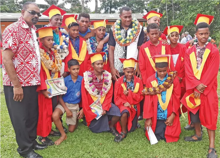  ?? Photo: Shreeya Verma ?? Head teacher Muniappa Goundar and 7s captain Paula Dranisinuk­ula with the 2019 Rewa Soccer Team Under-14, Year Eight students.