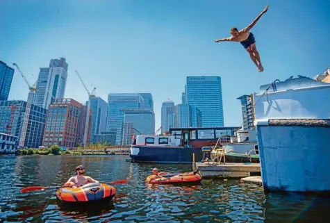  ?? Foto: V. Jones, PA Wire, dpa ?? Statt Geschäftsl­euten prägen jetzt Freizeitsp­ortler wie diese das Bild des Finanzvier­tels Canary Wharf im ehemaligen Hafengebie­t Londons.