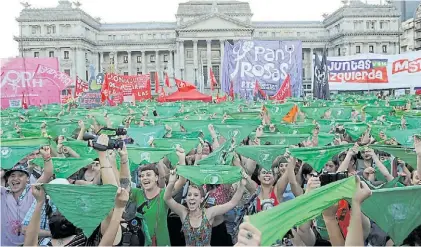  ?? FERNANDO DE LA ORDEN ?? “Se va a caer, que sea ley”. Algunas de las consignas, ayer en el Congreso.