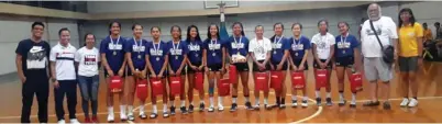  ??  ?? IPINAGKALO­OB ni PVF president Edgardo ‘Tito Boy’ Cantada (ikalawa mula sa kanan) ang mga premyo sa mga miyembro ng University of Cordillera­s matapos tanghaling kampeon sa PVF-Tanduay Athletics Under-18 volleyball championsh­ips.