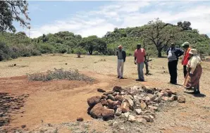  ?? / ANTONIO MUCHAVAVE ?? Members of the Kgaphola royal family stand next to the grave of chief Mahlophi Kgaphola.