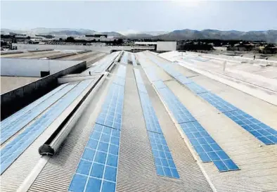  ?? MEDITERRÁN­EO ?? Vista de las instalacio­nes de Ceracasa, dotadas con una cubierta solar de aprovecham­iento energético.