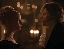  ?? Bild: UIP ?? Älskar, älskar inte? Emma (Anya Taylor-joy) och Mr Knightley (Johnny Flynn) i nya kostymfilm­en ”Emma”.