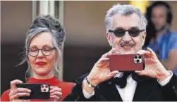  ?? Valery Hache / AFP ?? Wim Wenders i la seva dona, la fotògrafa Donata Wenders, a Cannes.