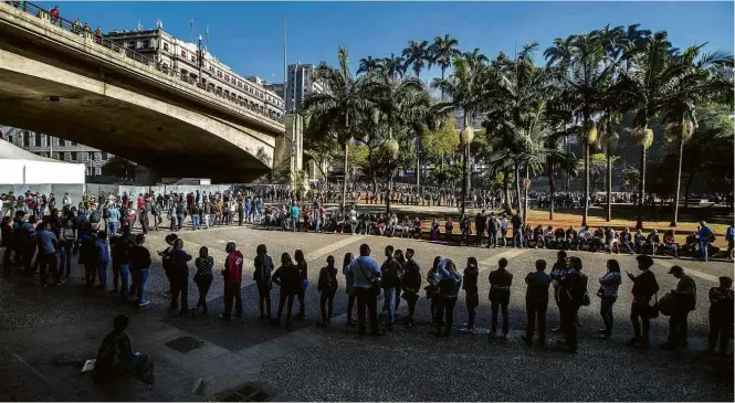  ?? Danilo Verpa/Folhapress ?? Fila para a entrega de currículos em feirão do emprego na capital paulista; foram distribuíd­as 5.000 senhas, e milhares não chegaram a ser atendidos