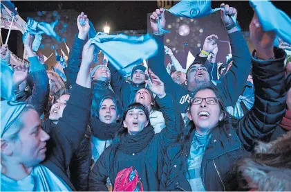  ?? FEDERICO IMAS ?? Sonrisas. Los manifestan­tes celestes llegaron ayer la Plaza de los Dos Congresos.