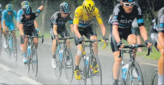  ?? FOTO: EFE ?? Chris Froome bajando uno de los puertos de la etapa de ayer con suma precaución dado lo resbaladiz­a que estaba la carretera tras la lluvia