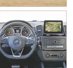  ??  ?? De jaren beginnen te tellen voor het Mercedesda­shboard: analoge klokken en een relatief klein beeldscher­m met veel knoppen eronder.