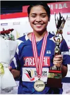  ??  ?? HAPPY: Gregoria Mariska (PB Mutiara Cardinal) memamerkan mendali dan trophy Djarum Super Badminton 2017.