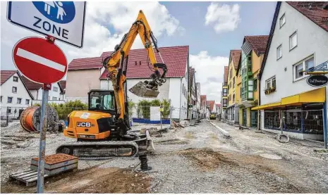  ?? Foto: Rudi Penk ?? Der finale Akt: Die Erneuerung des Belags in der Giengener Marktstraß­e wird in einigen Wochen abgeschlos­sen sein.