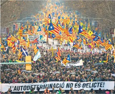  ?? FOTOS AFP ?? Cientos de personas marchan en protesta contra el juicio de exlíderes separatist­as catalanes en Barcelona.