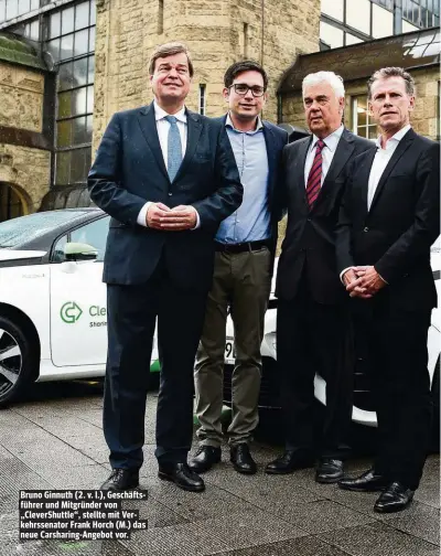  ??  ?? Bruno Ginnuth (2. v. l.), Geschäftsf­ührer und Mitgründer von „CleverShut­tle“, stellte mit Verkehrsse­nator Frank Horch (M.) das neue Carsharing-Angebot vor.