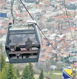  ??  ?? 26 Jahre nach ihrer Zerstörung zieht die Seilbahn seit dem Wochenende wieder leise und gemächlich Gondeln auf den Hausberg von Sarajevo, den Trebević, von dem aus Scharfschü­tzen im Krieg (1992–1995) auf die Leute schossen. Unter der Seilbahn befand...