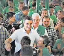  ??  ?? Aniversari­o. El candidato Carlos Calleja participó ayer en la fiesta por el 58 aniversari­o del Partido Demócrata Cristiano, parte de Alianza por un Nuevo País.