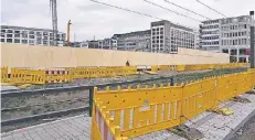  ?? FOTO: PFW ?? Am Gustaf-Gründgens-Platz ist die neue Holzwand rund um die Baustelle für KöBogen II größtentei­ls fertig.