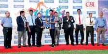 ?? ?? Aruna Liyanapath­irana, Category Manager – Ritzbury, presents the overall boys championsh­ip trophy to Pallai Central College