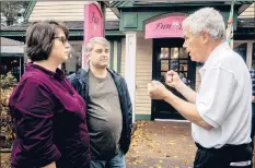  ?? MELANIE STENGEL | SPECIAL TO THE COURANT ?? OZ GRIEBEL, the independen­t candidate for governor, talks with Pamela and Mark Morehouse of Griswold during a campaign stop in Mystic on Saturday.